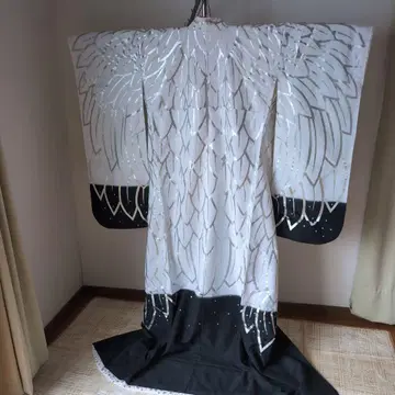 무용 무대 깃털 패턴 기모노 밑단 끌림