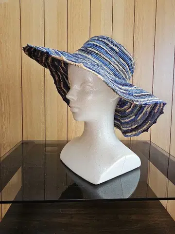 파랑과 화이트 스트라이프 넓은 챙 햇 마다가스카르산 소재 사용