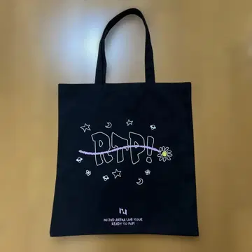 INI Ready To Put It All IN! 토트백 블랙