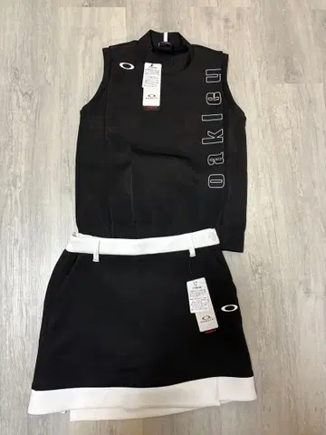 새상품 M 사이즈 OAKLEY 오클리 골프 셋업 베스트 & 스커트