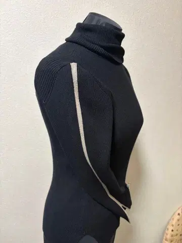 Aga 블랙 터틀넥 니트