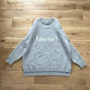 gready brilliant 그레이 펄 로고 니트 스웨터