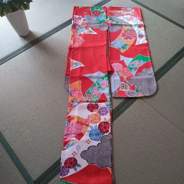 럭셔리한 빨간색 꽃무늬 후리소데