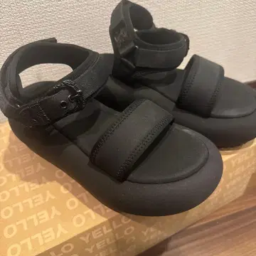 YELLO 블랙 스트랩 샌들
