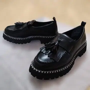 [ by 키다리 아저씨 ] 태슬 로퍼/블랙 화이트/24.5cm