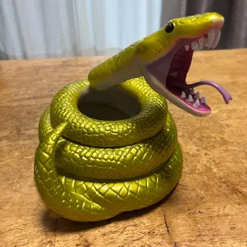 골드 컬러 뱀 피규어