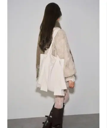 mellowneon 멀티 웨이 비쥬 리본 토트백 아이보리