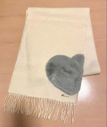 [ 택 포함 미사용 ] FURLA 퍼 포함 울 머플러 화이트