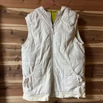 아이보리 후드 부착 퀼팅 베스트