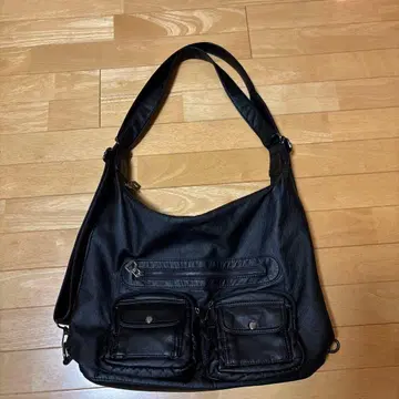 블랙 숄더백 앞면 포켓 포함