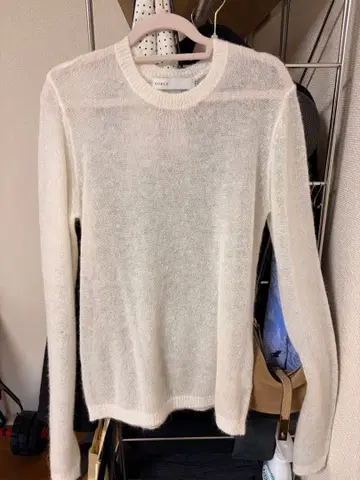 화이트 모헤어 혼방 크루넥 스웨터