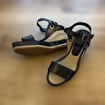 블랙 스트랩 샌들 웨지힐