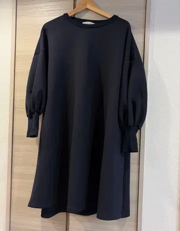 BEARDSLEY 소매 퍼프 종이상자 원피스 네이비