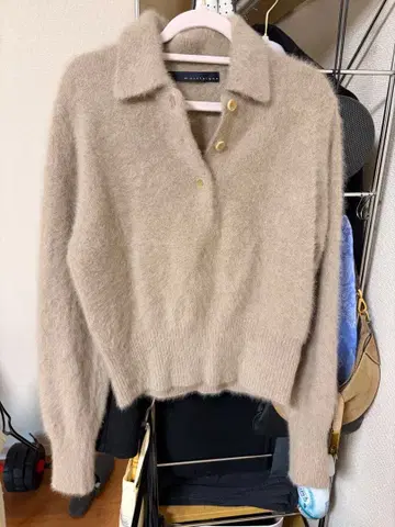 베이지 버튼 폴로 니트 긴팔