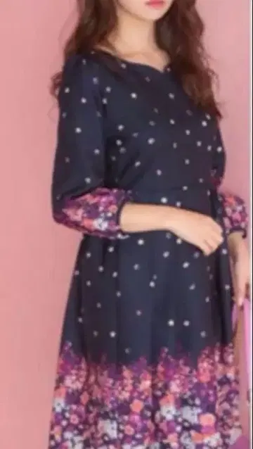 네이비 꽃무늬 긴팔 무릎 기장 원피스