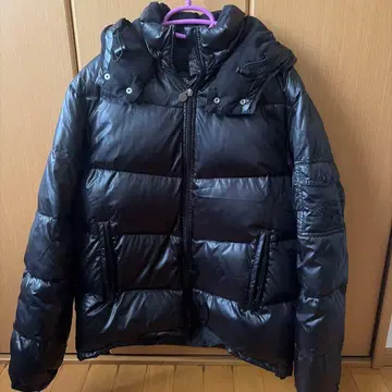 블랙 후드 부착 다운 자켓 K 자수