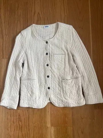 ARMEN 아이보리 퀼팅 노카라 자켓