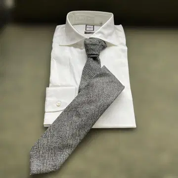 그레이 계열 체크 무늬 넥타이