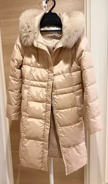 Couture brooch 베이지 타프타 롱 다운 코트