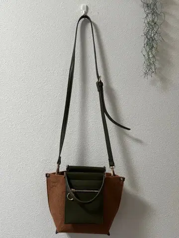 COOCO 올리브 그린과 브라운 숄더백