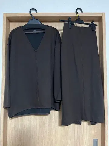 스픽 앤 스팬 브라운 V넥 스커트 셋업