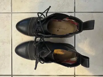 블랙 레이스업 부츠