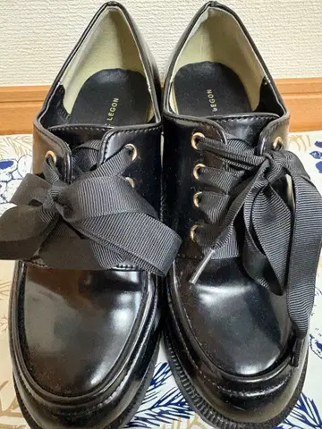 MAJESTIC LEGON 리본 포함 블랙 통굽 로퍼