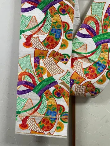 화려한 무늬의 후쿠로 오비