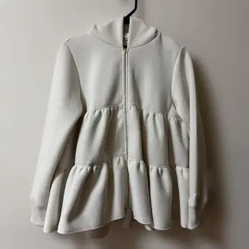 yori 프릴 달린 아이보리 후드티