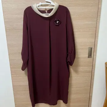 버건디 카라 부착 긴팔 무릎 기장 원피스