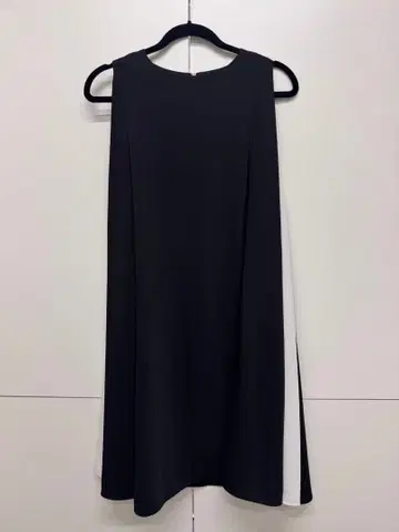 monile 블랙 앤 화이트 슬리브리스 A라인 원피스