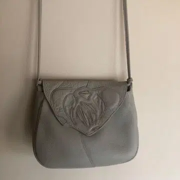 그레이 가죽 플랩 핸드백