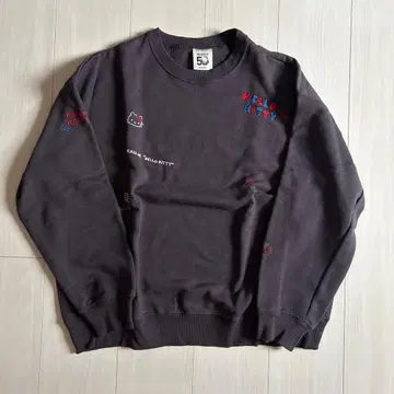 미사용에 가까운 프릭스스토어 헬로키티 자수 맨투맨 차콜 그레이