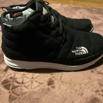 THE NORTH FACE 블랙 스니커즈