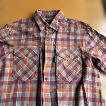 빨간색과 오렌지색 체크 플란넬 셔츠