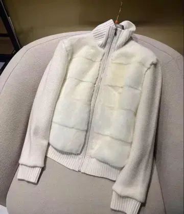 화이트 퍼 소재 지퍼 달린 자켓
