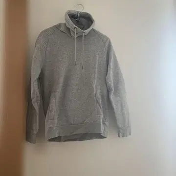 그레이 하이넥 맨투맨