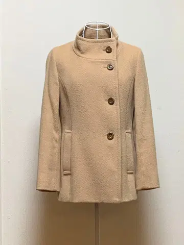 베이지 버튼 부착 코트