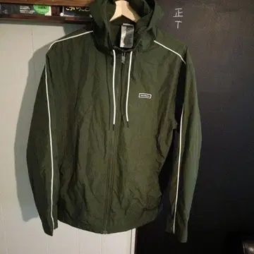 new balance 후드 부착 나일론 자켓 올리브