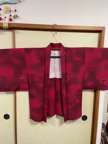 빨간색 꽃무늬 폴리에스테르 기모노