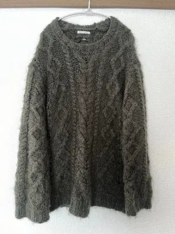 올리브 그린 케이블 니트 스웨터