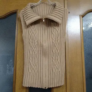 케이블 짜임 베이지 니트 베스트