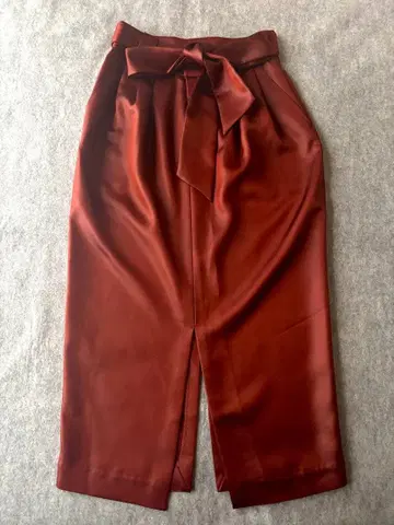 론 헤르만 버건디 새틴 타이트 스커트 리본 포함