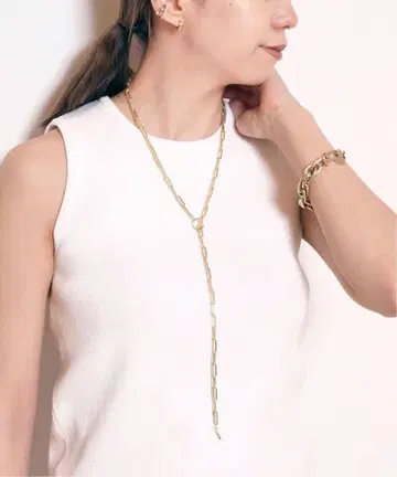 가브리엘라 아르티가스 체인 목걸이