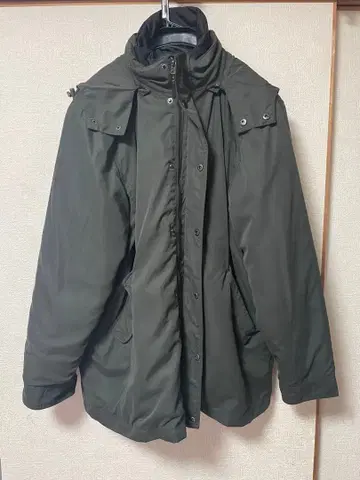 다크 그린 후드 부착 자켓