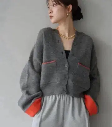 바이컬러 오버 니트 가디건 차콜 lumier 같은 형태