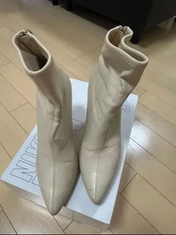 리엔다 아이보리 가죽 숏부츠 하이힐