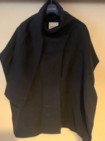 COS 네이비 울 숄 베스트