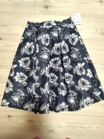 플라워 프린트 플레어 스커트 네이비