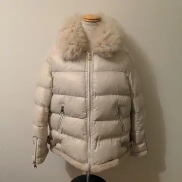 퍼 카라 부착 크림색 다운 자켓